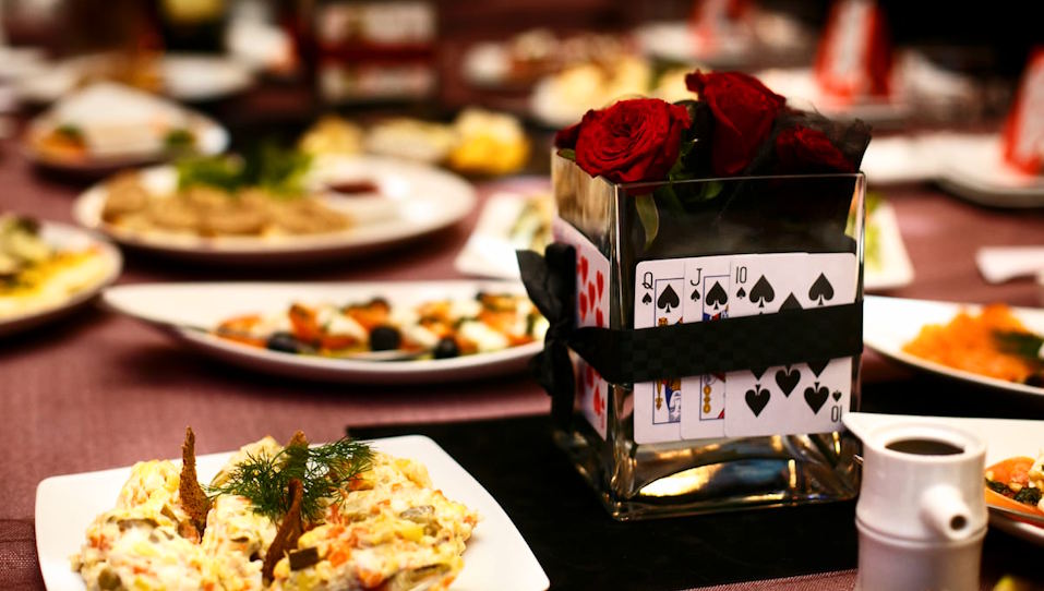 Gastronomía y azar: maridaje para noches de juego